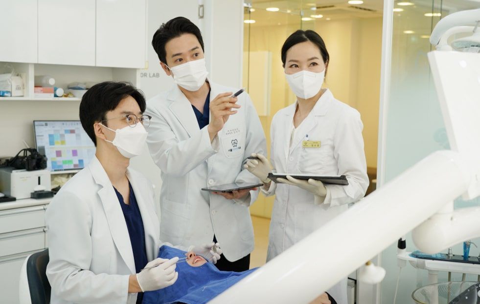 임플란트 치과 고르는 법 — 서울더자연치과 의료진이 함께 진료 계획을 검토하는 모습