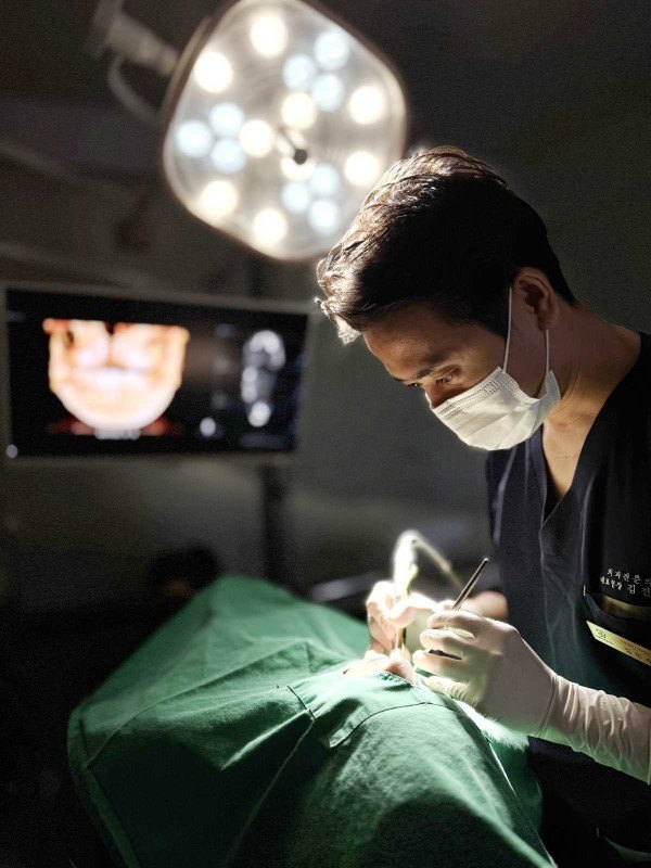 수면(의식하 진정) 임플란트 수술 장면
